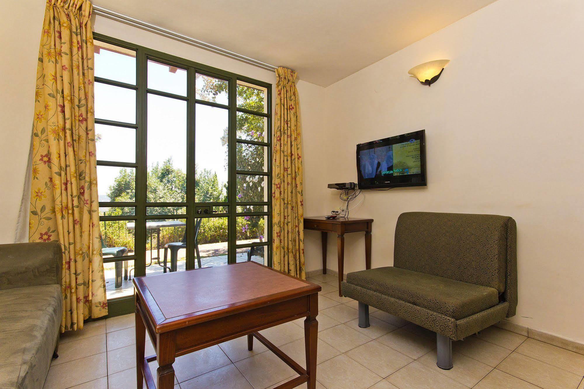 Shoresh Green Hills Family Suites Hotel Bagian luar foto